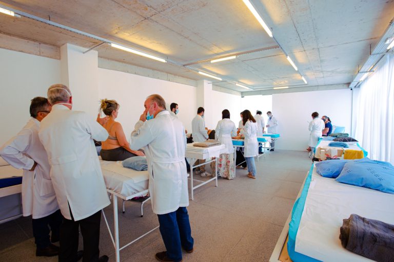 Aula pratica com medicos em sala de atendimento do CEIMEC